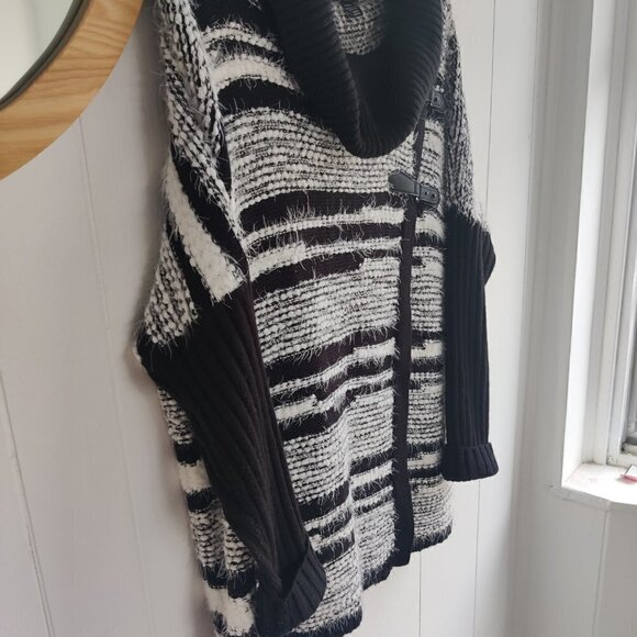 Magnolia, Soft Knit Sweater Jacket with 2 leather closures. Black & White. XXL - Picture 6 of 9